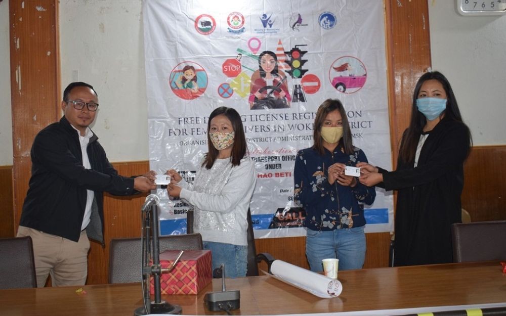 MVO Wokha Masetshilong Longkumer and EAC (Hq) Wokha Imtinungla Longkumer giving away the driving license to benefeciaries on February 4. (DIPR Photo)